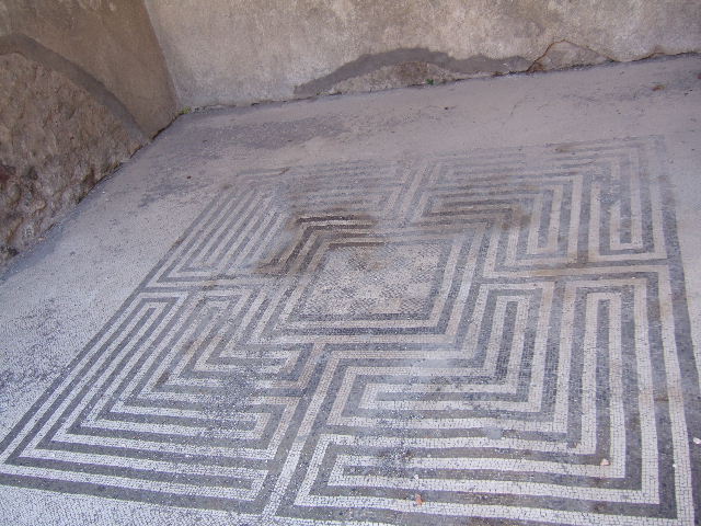 VIII.2.16 Pompeii. May 2017. Detail of central motif in south ala. Photo courtesy of Buzz Ferebee.