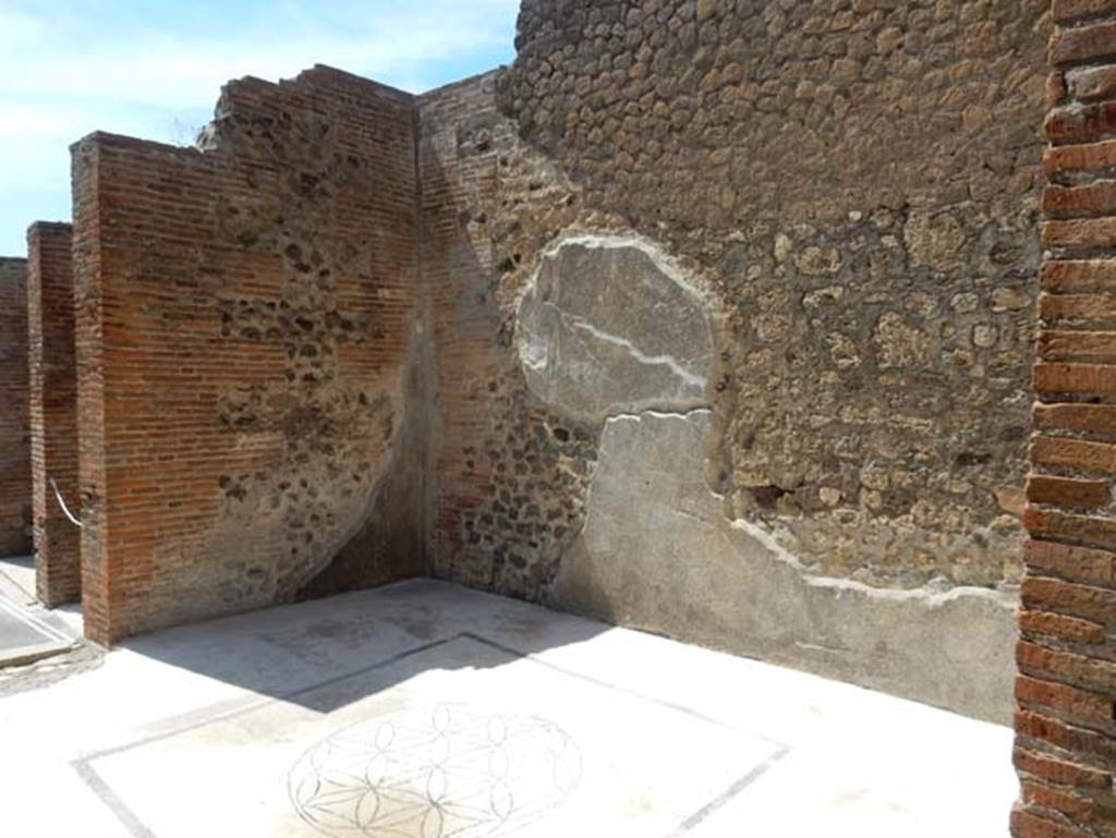 VIII.2.16 Pompeii. May 2017. Detail of central motif in cubiculum in north-east corner of atrium. Photo courtesy of Buzz Ferebee.
