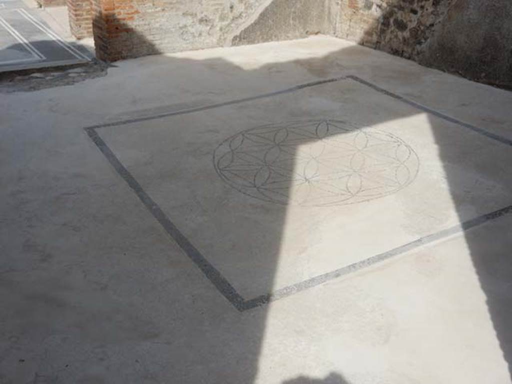 VIII.2.16 Pompeii. May 2017. Doorway to cubiculum on north side of entrance corridor. Photo courtesy of Buzz Ferebee.
