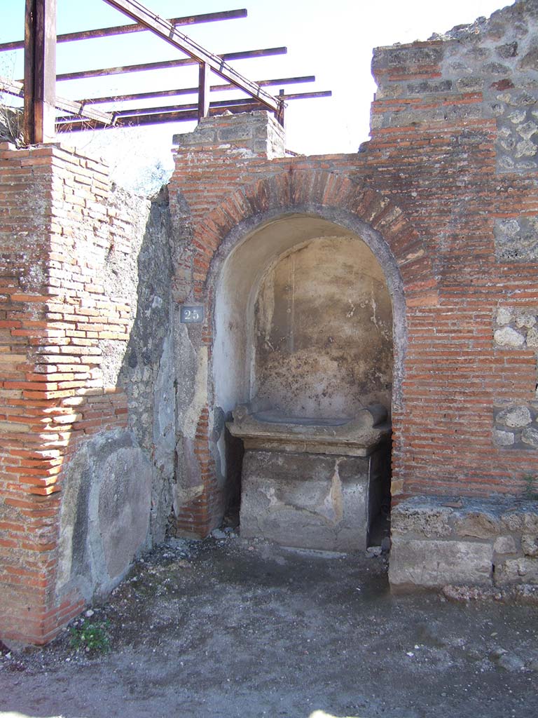 VIII.2.25 Pompeii. September 2005. Street altar on south side of Vicolo della Regina.