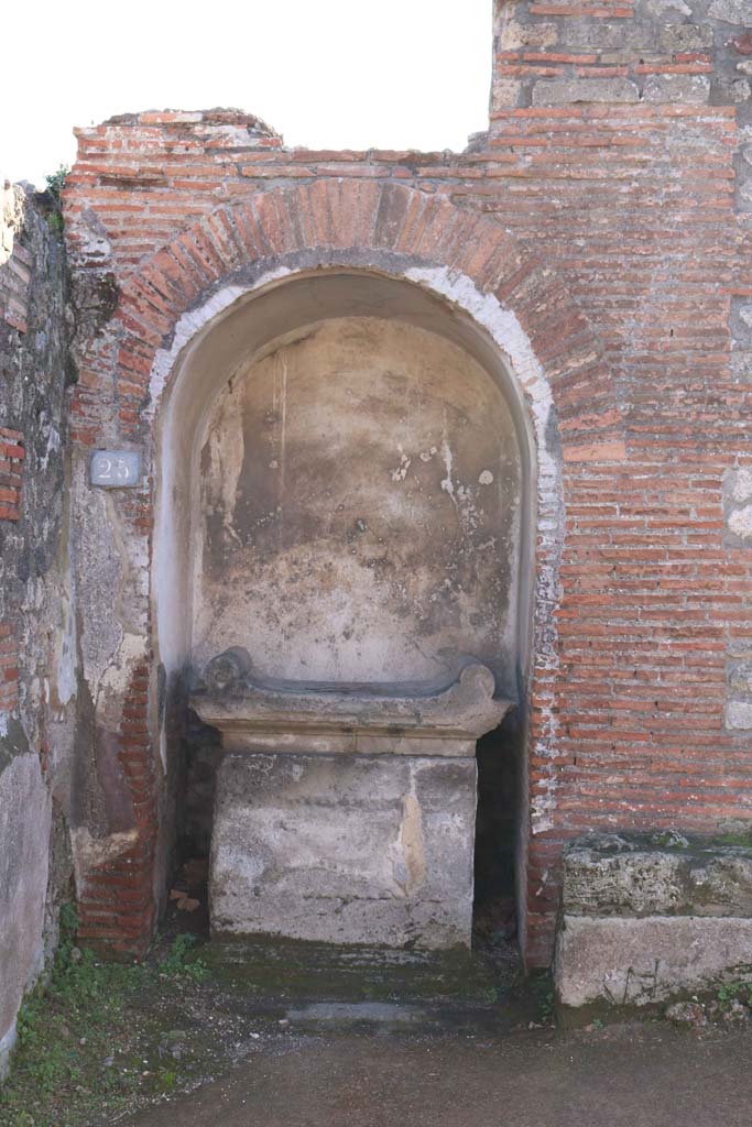 VIII.2.25, Pompeii. December 2018. Detail of street altar, looking south.  Photo courtesy of Aude Durand.