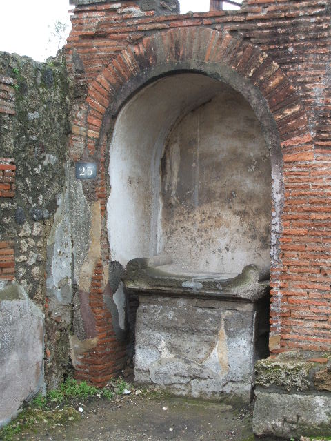 VIII.2.25 Pompeii.  December 2004. Street altar