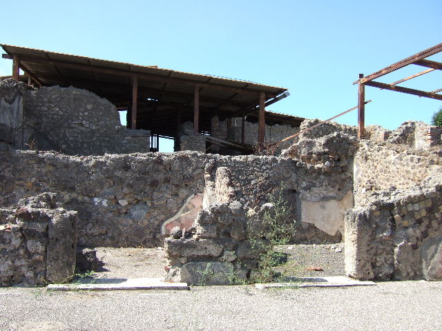 VIII.2.26 Pompeii. September 2005. South west corner of atrium, with entrance to Garden terrace, and doorways to Triclinium and Cubiculum.