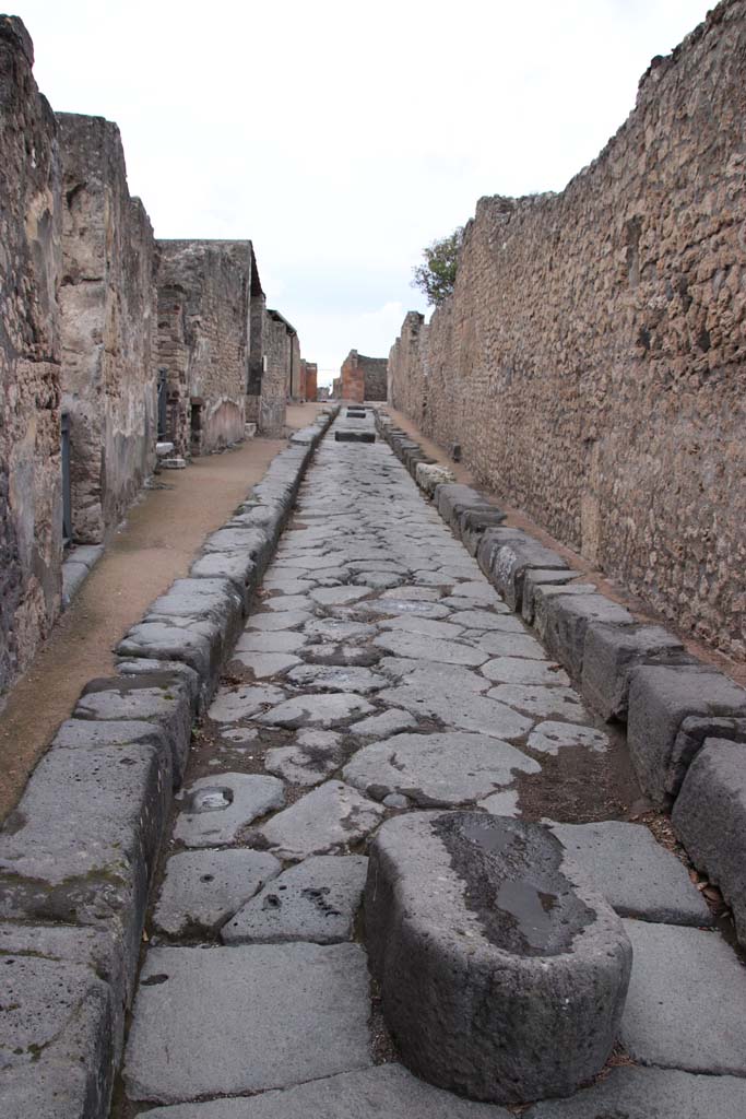 VII.2.28 Pompeii, on left. October 2020. Looking west on Vicolo della Regina, in the year of the pandemic.  
Photo courtesy of Klaus Heese.
