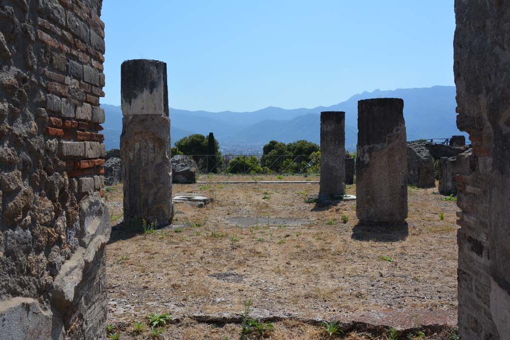 VIII.2.28 Pompeii. March 2019. Looking south across atrium towards the tablinum. 
Foto Annette Haug, ERC Grant 681269 DÉCOR.

