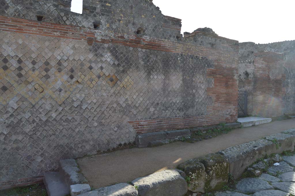 VIII.2.29 Pompeii. March 2018. 
Looking south to front wall between VIII.2.30, on left, and VIII.2.29, on right.
Foto Taylor Lauritsen, ERC Grant 681269 DÉCOR.
