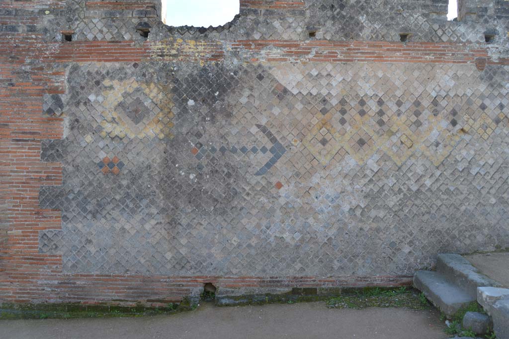 VIII.2.30 Pompeii. March 2018. Wall on west side of entrance doorway.
Foto Taylor Lauritsen, ERC Grant 681269 DÉCOR.
