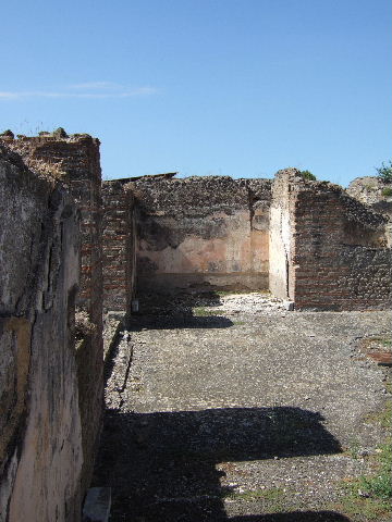 VIII.2.30 Pompeii. September 2005. Looking north across tablinum, towards atrium and entrance doorway. On the right is a doorway leading into the large room on the east of the tablinum.
