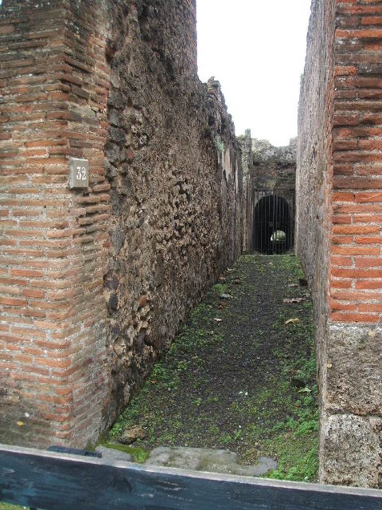 VIII.2.32 Pompeii. December 2004. Looking south from entrance.