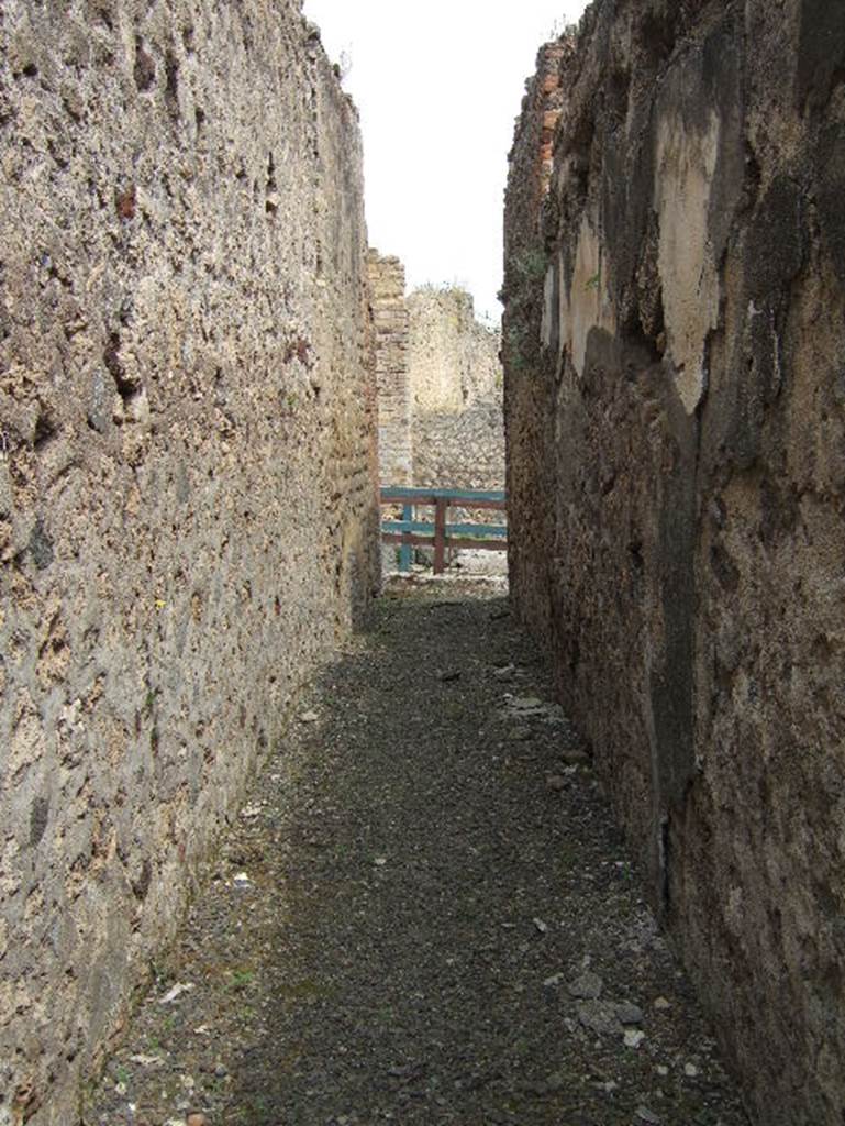 VIII.2.32 Pompeii. May 2006. Looking north along corridor towards Vicolo della Regina.