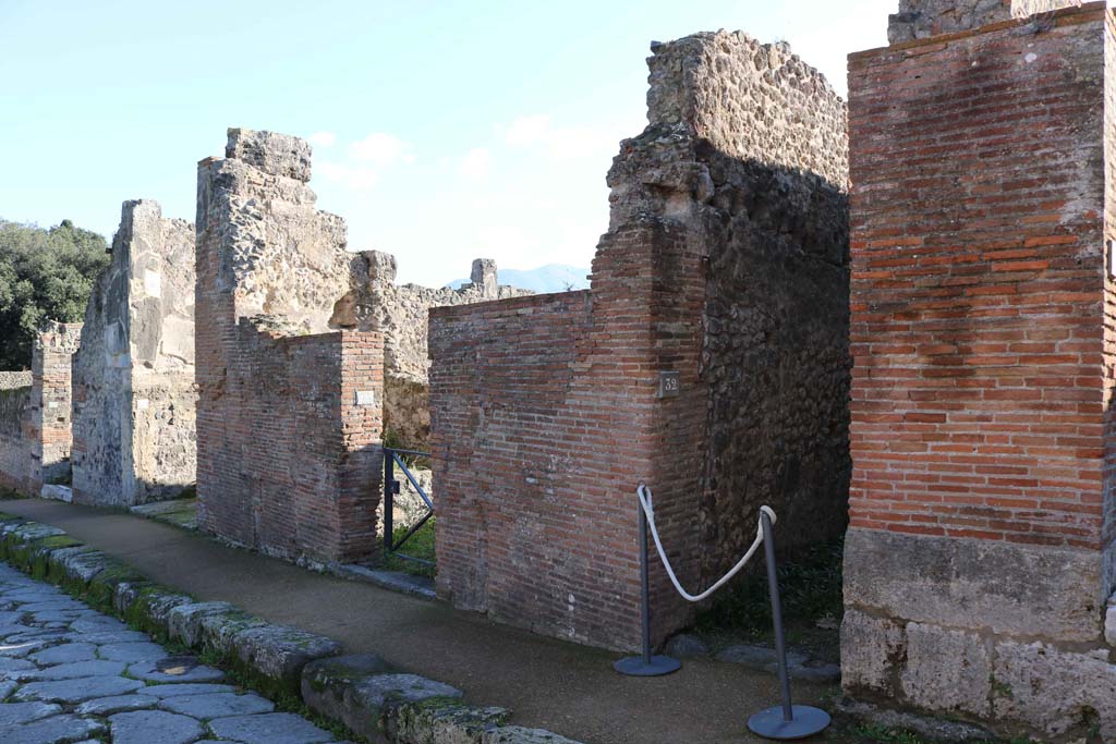 VIII.2.33 Pompeii, centre left, and VIII.2.32, on right. December 2018. Looking east towards doorways. Photo courtesy of Aude Durand.