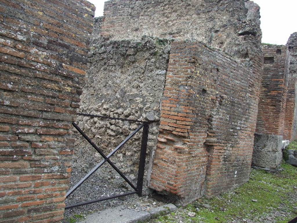 Front wall between VIII.2.33 Pompeii and VIII.2.32. December 2006. Looking west.
