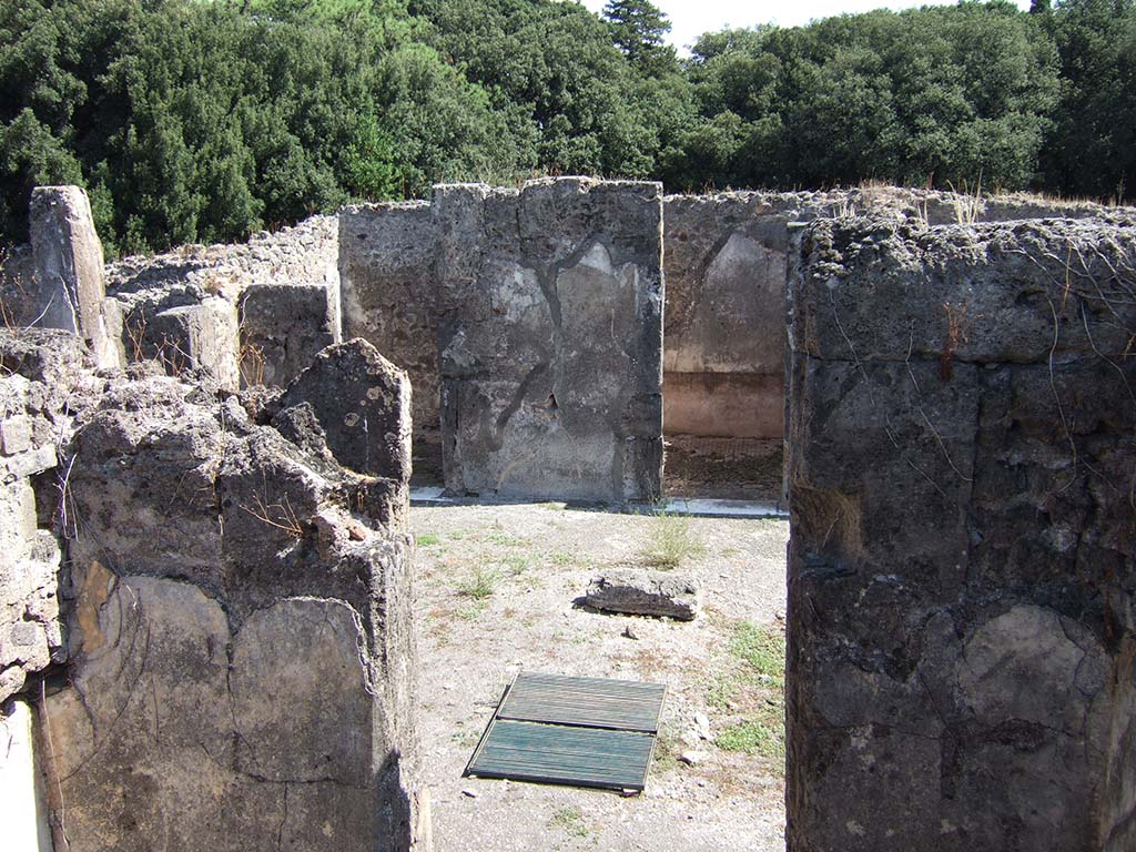 VIII.2.34 Pompeii. May 2006. Doorway to cubiculum ‘e’, in north-east corner of atrium, looking east.