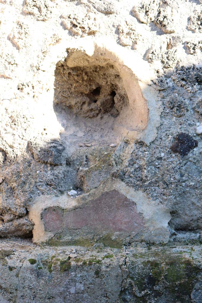 VIII.2.35, Pompeii. December 2018. 
East wall with niche, and painted plaster below. Photo courtesy of Aude Durand.
