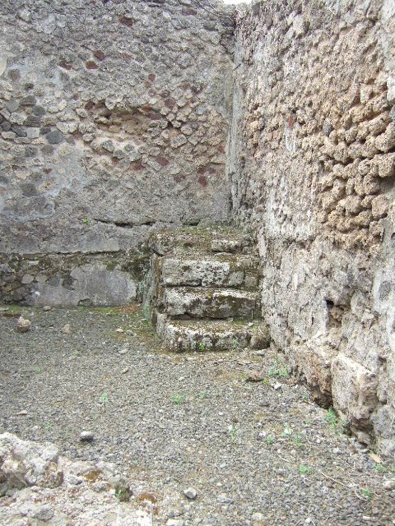 VIII.2.35 Pompeii. May 2006. South wall and south-west corner with stone steps to upper floor.