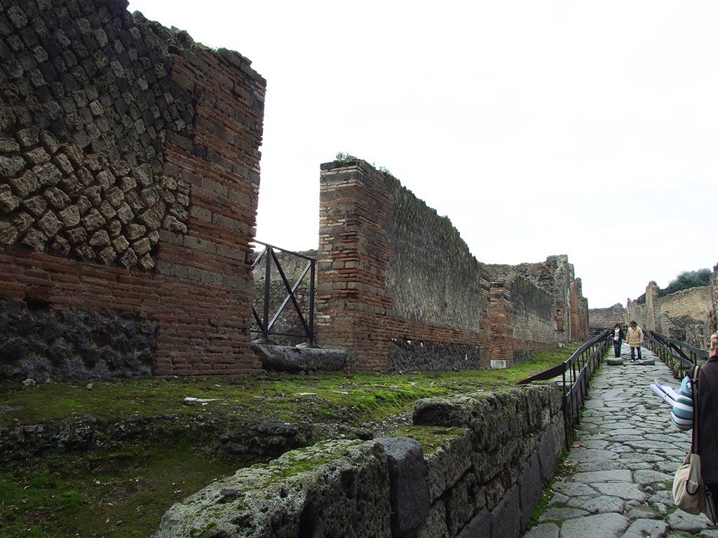 Front wall between VIII.2.37 and VIII.2.36 on Via della Regina. December 2006. Looking west.