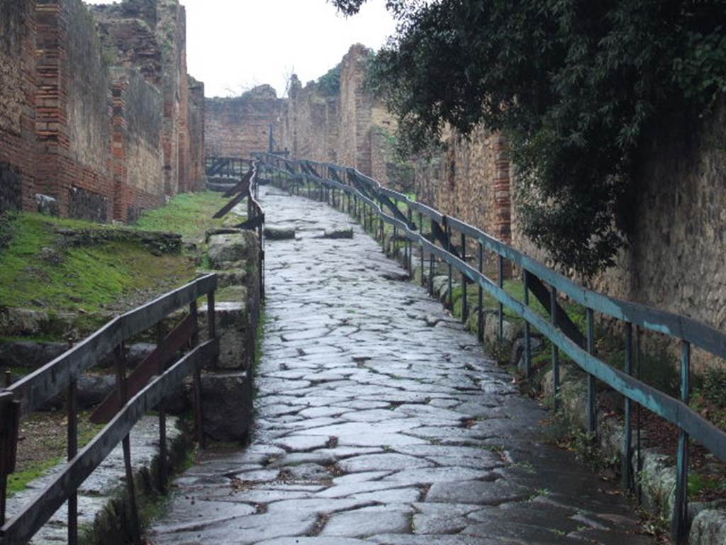 VIII.2.38 Pompeii. December 2005.  Via della Regina looking west.    VIII.6
