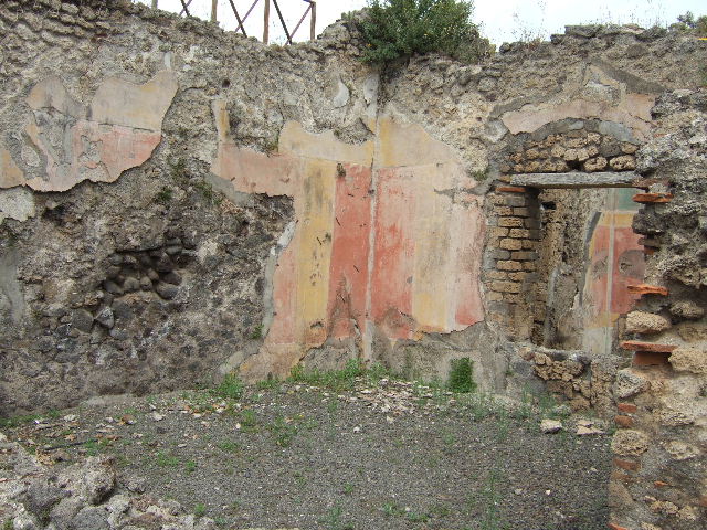 VIII.2.39 Pompeii. May 2006. Large room w, looking east towards room x, another triclinium with windows. On the right would have been the portico, leading to the street-level terrace.
