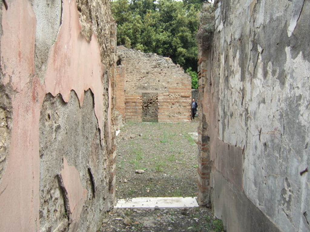 VIII.2.39 Pompeii.  May 2006.  Room u. Cistern mouth.