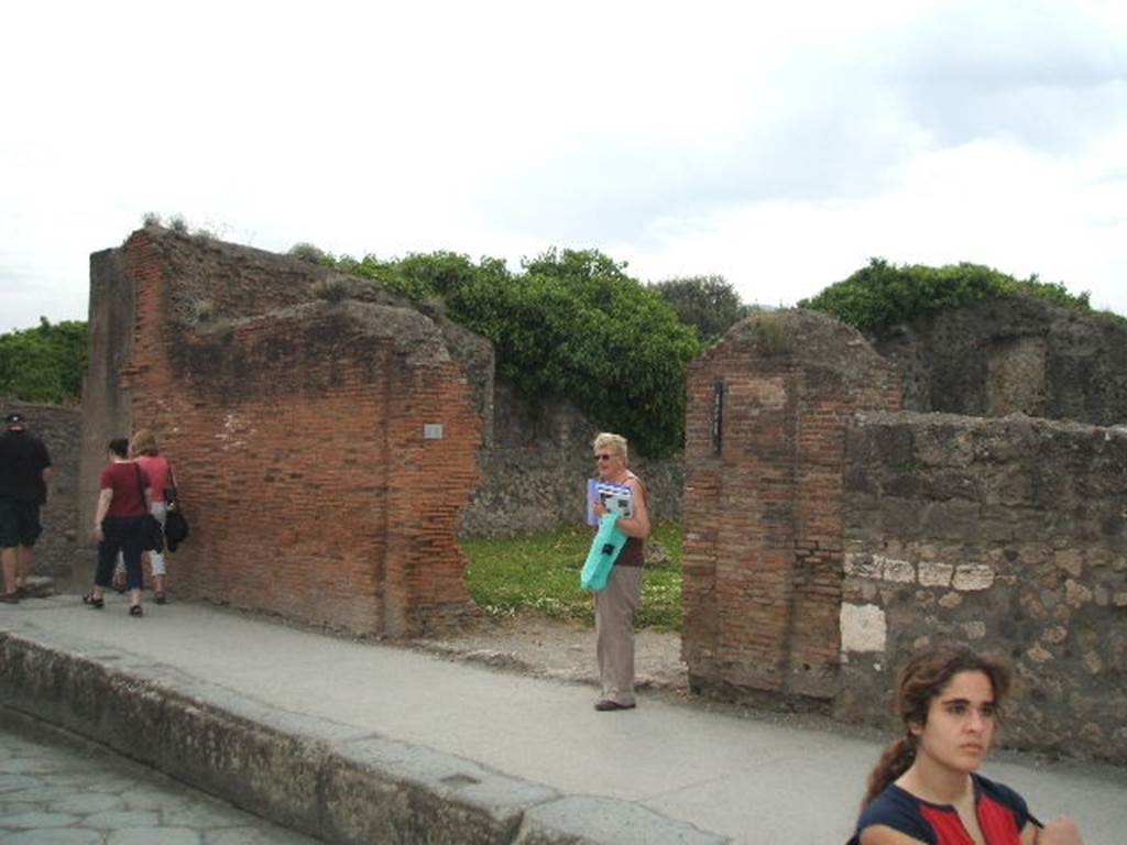 VIII.3.1 Pompeii. May 2005. Entrance doorway on Via dell’Abbondanza.

According to Della Corte, found on the east (left ) of the entrance doorway was a recommendation –
Verna cum discent(ibus) rog(at)    [CIL IV 694]
See Della Corte, M., 1965.  Case ed Abitanti di Pompei. Napoli: Fausto Fiorentino. (p.224)
According to Fiorelli, there were numerous electoral programmes written on the walls here, the one –
Capellam D V I D O V F
Verna cum discent rog, 
was the one that originally attributed the name of Scuola di Verna to this place. (School of Verna)
According to Pagano and Prisciandaro, reported on 6th October 1814 was the finding of a recommendation for the election of the duumvir C. Cecilio Capella near the north door. It read –
Capellam  d(uumvirum)  i(ure)  d(icundo)  o(ro)  v(os)  f(aciatis)
Verna  cum
discent(ibus)  rog(at)      [CIL IV 694]
See Pagano, M. and Prisciandaro, R., 2006. Studio sulle provenienze degli oggetti rinvenuti negli scavi borbonici del regno di Napoli.  Naples : Nicola Longobardi. (p.111)
