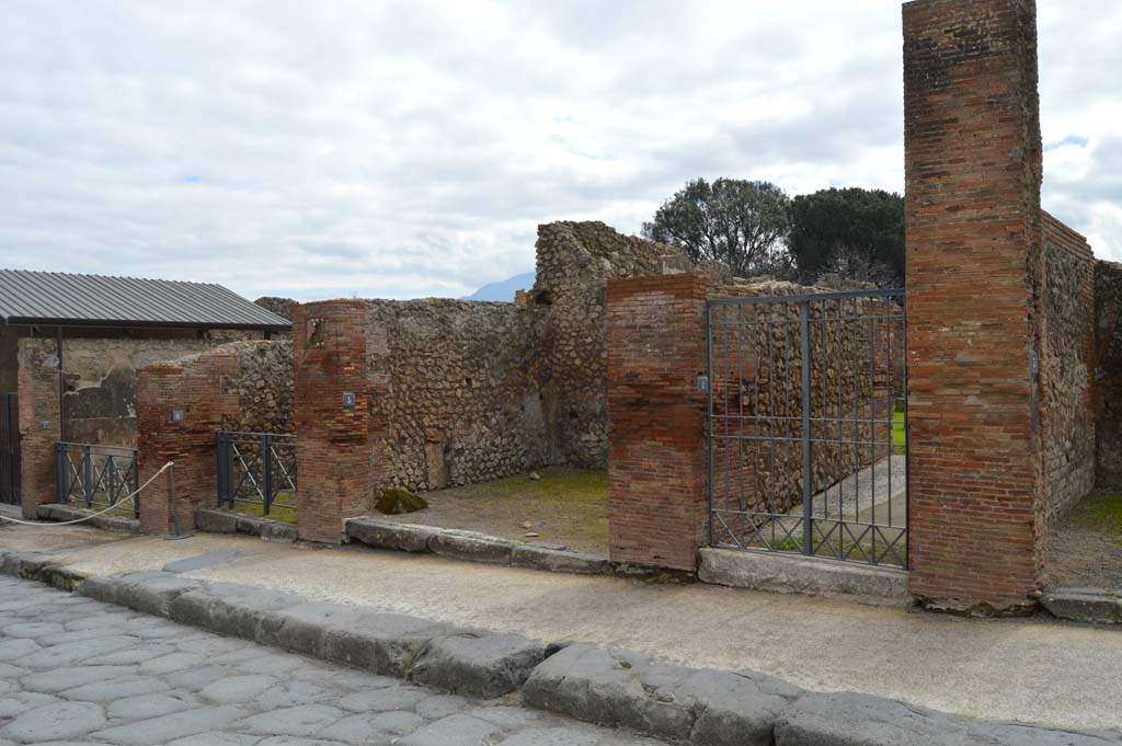 VIII.3.4, Pompeii. March 2018. Looking east along Via dell’Abbondanza from entrance doorway, on right.
Foto Taylor Lauritsen, ERC Grant 681269 DÉCOR.
