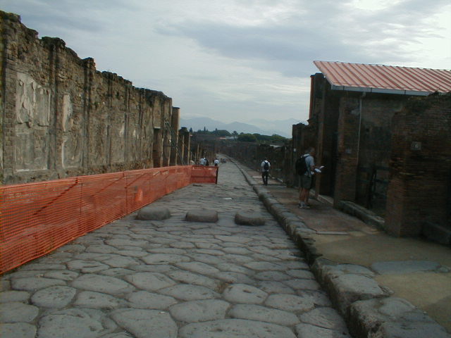 VIII.3.6 Pompeii. May 2005. Via dell’Abbondanza, looking west towards the Forum.