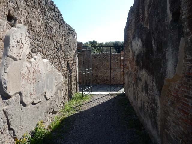 VIII.3.14 Pompeii. September 2005. Looking west towards entrance doorway and south wall of fauces.
