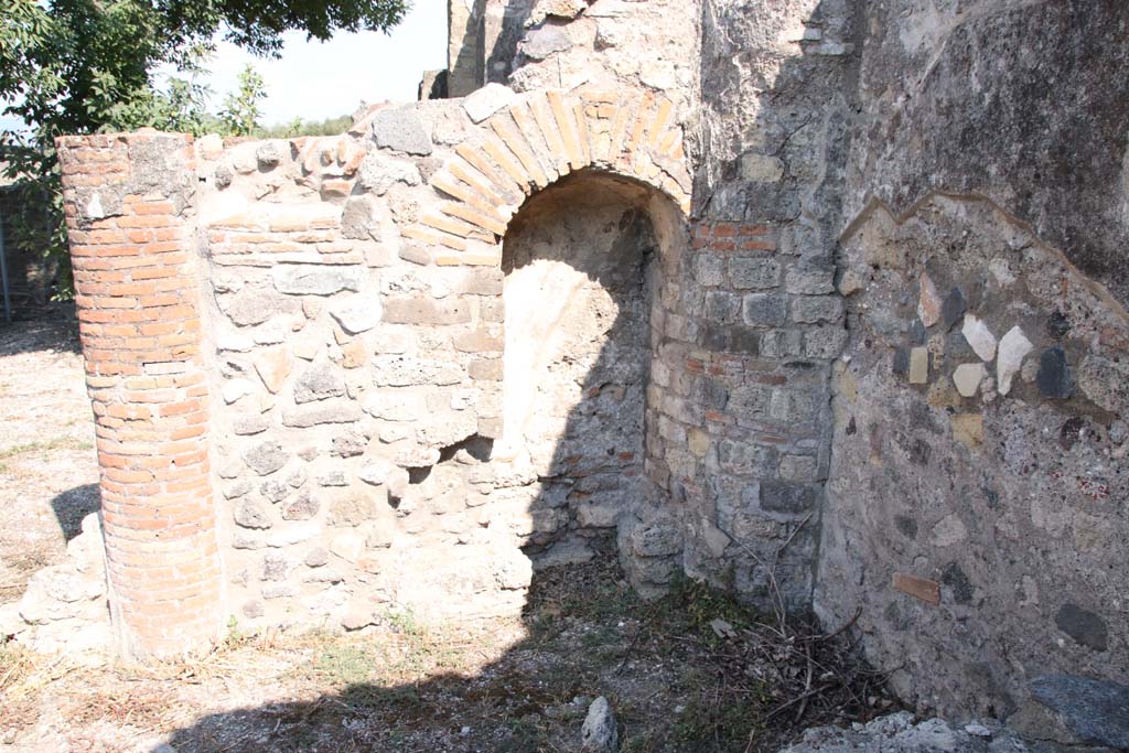 VIII.3.18/16 Pompeii. September 2021. Niche latrine on east side of hearth in south-west corner of peristyle. Photo courtesy of Klaus Heese.