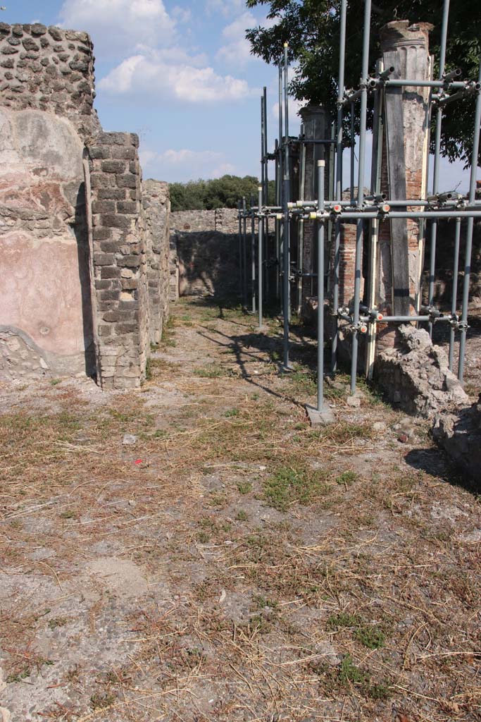 VIII.3.16 Pompeii. September 2021. 
Looking east from north-west corner of peristyle. Photo courtesy of Klaus Heese.
