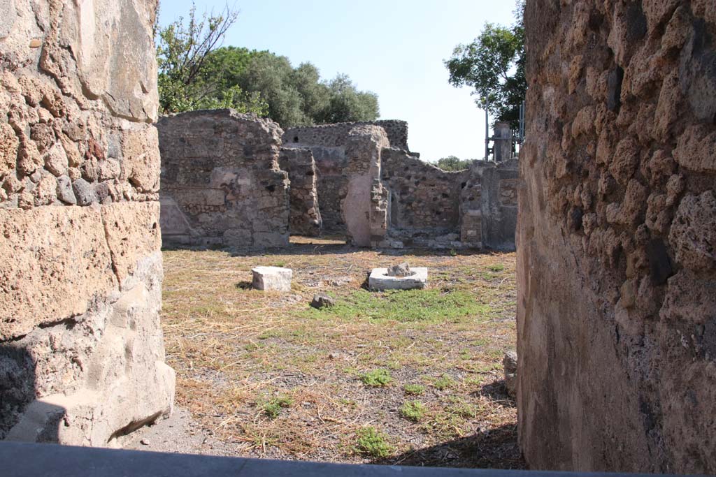 VIII.3.18 Pompeii. September 2021. Looking east towards atrium, from entrance corridor. Photo courtesy of Klaus Heese.