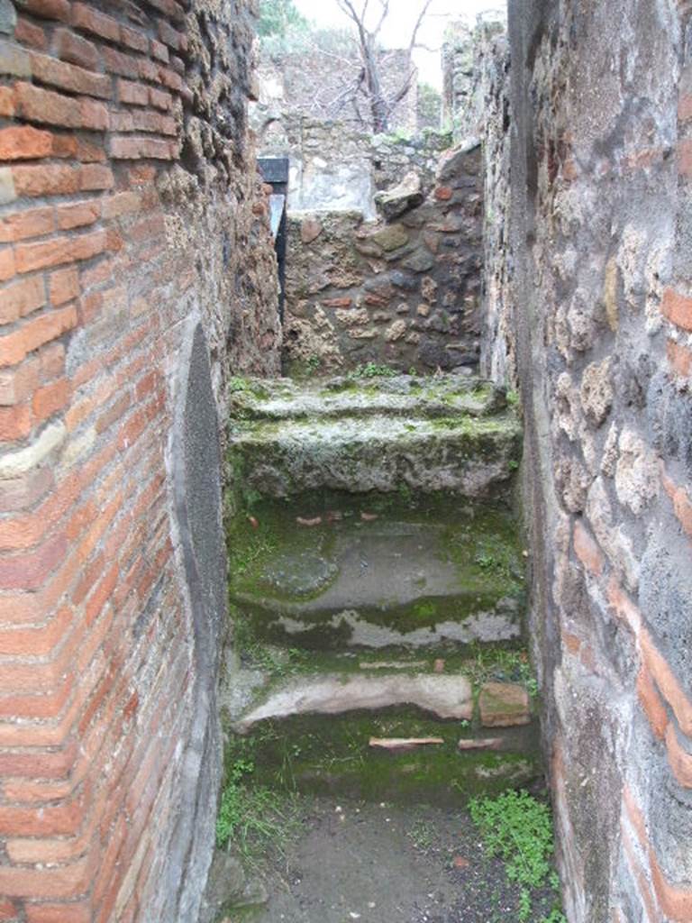 VIII.3.20 Pompeii. December 2004. Thee stone steps to upper floor.