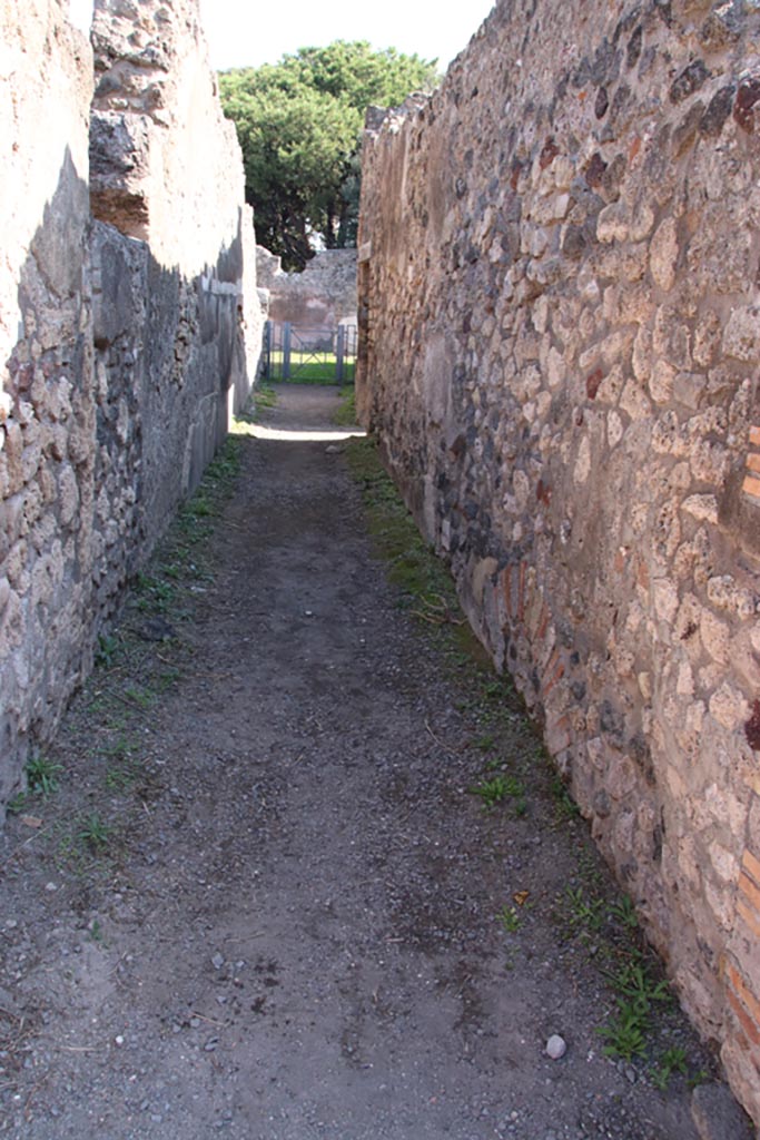 VIII.3.24 Pompeii. December 2004. Entrance fauces or corridor, looking east across south side of peristyle towards rooms in south-east corner.  