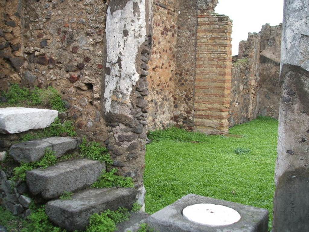 VIII.3.27 Pompeii. December 2004.  Stone staircase and cistern mouth on north side of pseudoperistyle.

