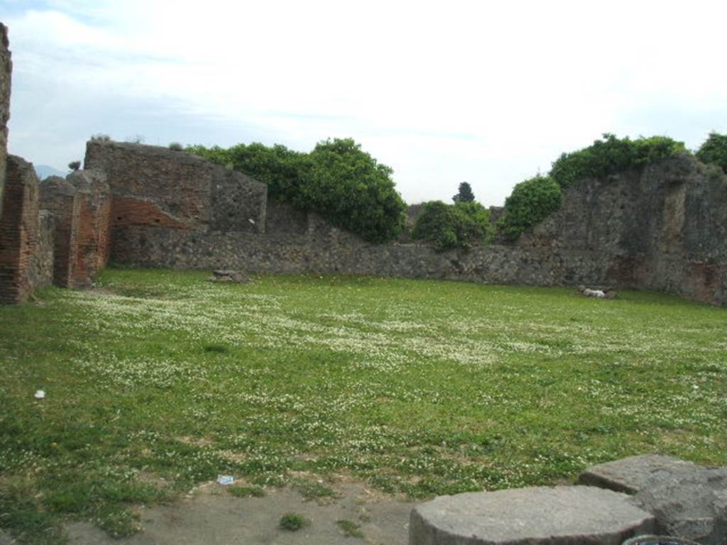 VIII.3.33 Pompeii. May 2005. Looking east from entrance.