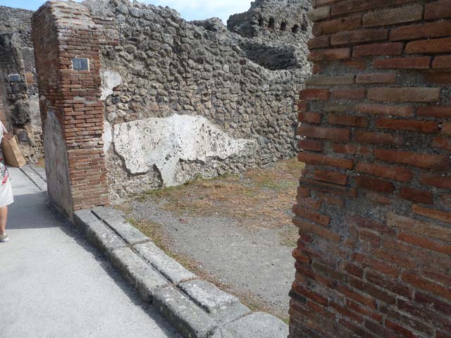 VIII.4.1 Pompeii. September 2015. Looking east towards entrance doorway on Via dell’Abbondanza.