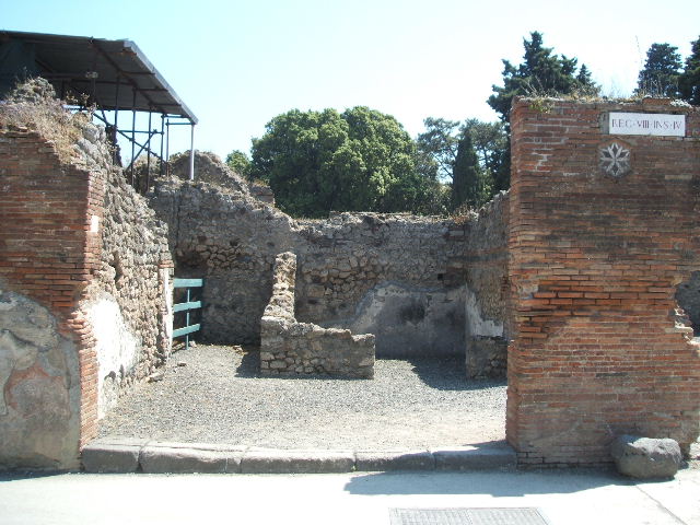 VIII.4.1 Pompeii. May 2005. Entrance on Via dell’Abbondanza, previously known as Strada d’Olconio 1, looking south.  
