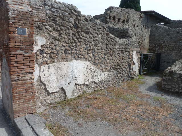 VIII.4.1 Pompeii. September 2015. East wall.