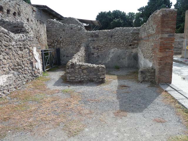 VIII.4.1 Pompeii. September 2015. Looking south, with corridor to rear, on left, rear room and entrance at VIII.4.53 on right.
