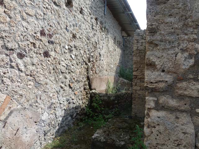 VIII.4.1 Pompeii. September 2015. Looking south along rear corridor towards vats or tubs in workshop area.