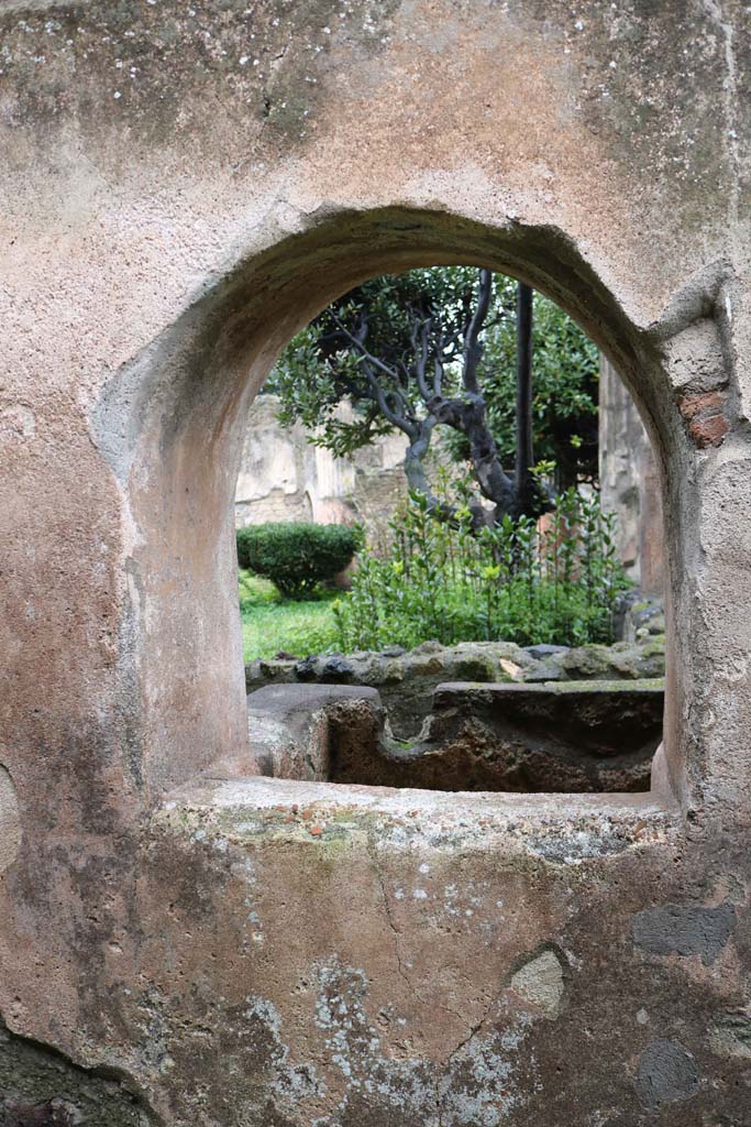 VIII.4.4, Pompeii. December 2018. 
Room 7, arched opening in west wall, connecting the kitchen to the basin in area 8.  
Photo courtesy of Aude Durand.
