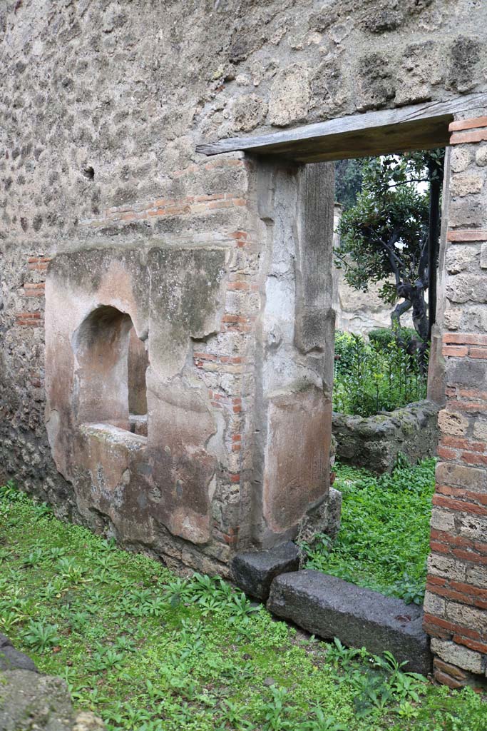 VIII.4.4, Pompeii. December 2018. Room 7, west wall, arched opening and doorway to area 8. 
Photo courtesy of Aude Durand.


