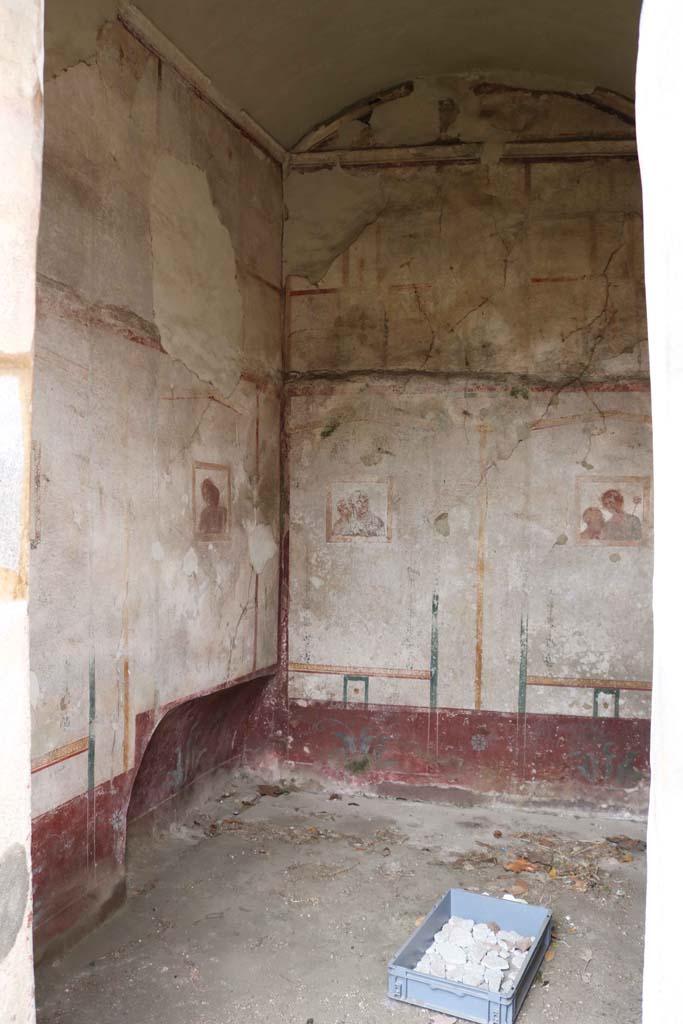 VIII.4.4, Pompeii. December 2018. 
Room 22, looking through doorway towards south-west corner of cubiculum.   
Photo courtesy of Aude Durand.
