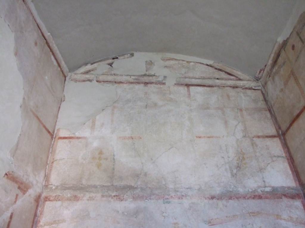 VIII.4.4 Pompeii. March 2009. Room 22, upper west wall, with vaulted ceiling of cubiculum.
The wall was painted white up until the height of the vault, and edged by a stucco cornice.
