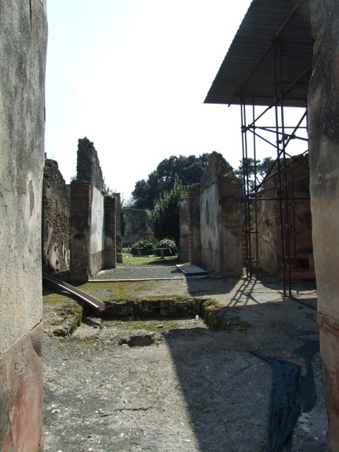 VIII.4.4 Pompeii.  March 2009.  Looking south through fauces, across atrium, through tablinum, to peristyle.