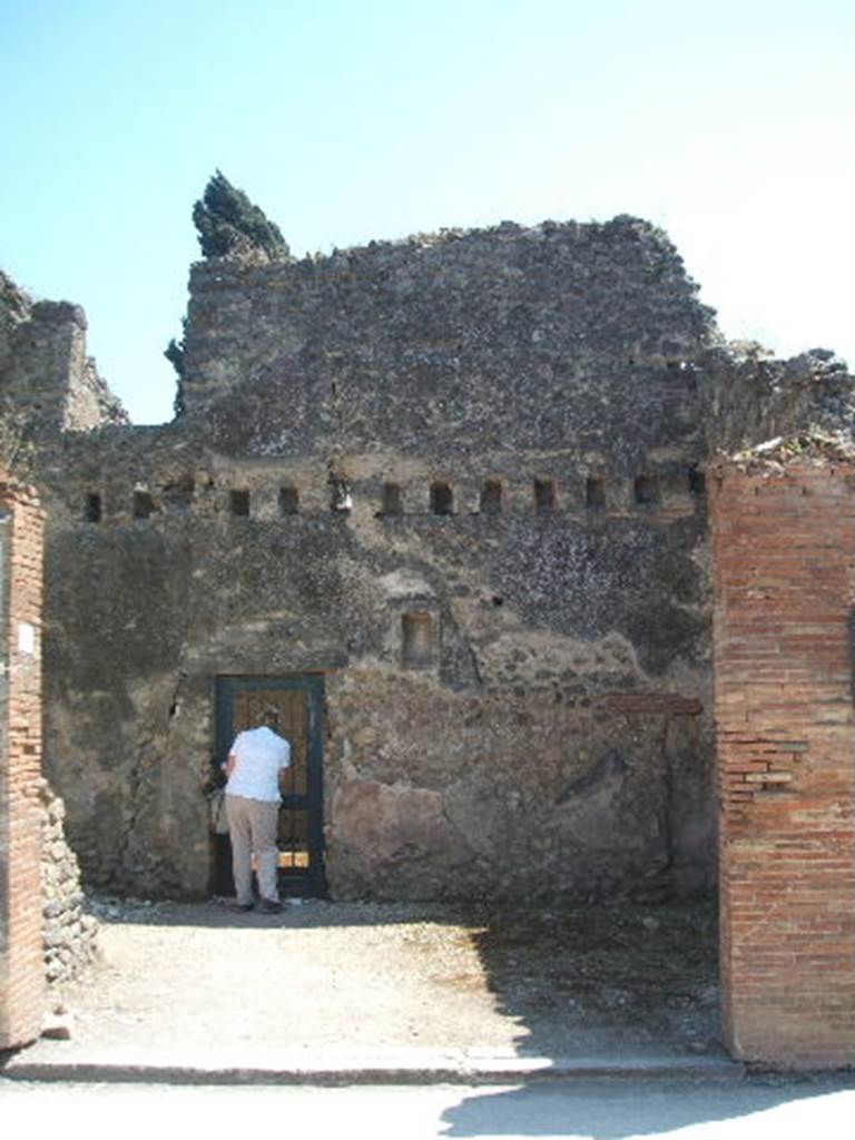 VIII.4.5 Pompeii. May 2005. Entrance, looking south.