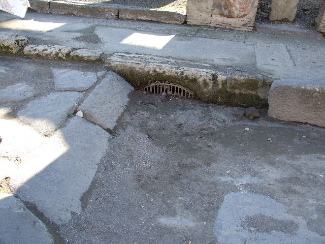 Detail of road surface and drain outside VIII.4.6 on Via dell’ Abbondanza.