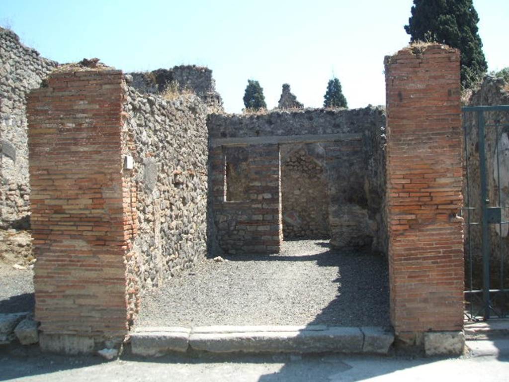 VIII.4.10 Pompeii. May 2005. Entrance. The graffiti found in 1855, on the pilaster on the right side can be seen in VIII.4.9. According to Fiorelli, found on the pilaster on the left, between VIII.4.11 and 10, was:
M . CERRINIVM . AED . ROG
See Pappalardo, U., 2001. La Descrizione di Pompei per Giuseppe Fiorelli (1875). Napoli: Massa Editore. (p.128)
