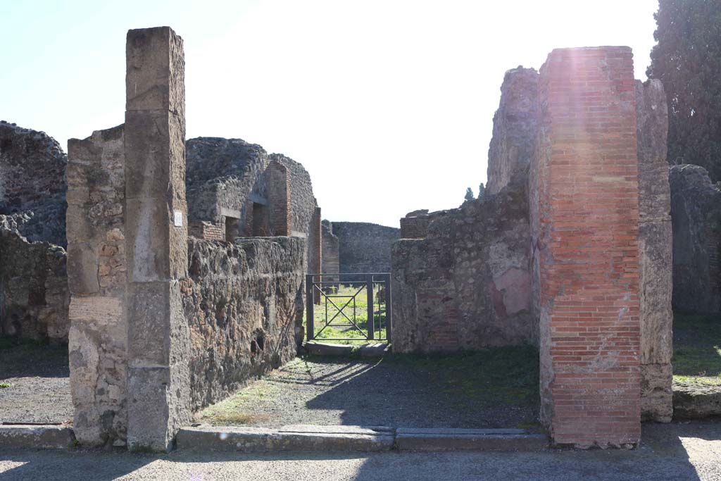 VIII.4.12, Pompeii. December 2018. Looking south to entrance doorway on Via dell’Abbondanza. Photo courtesy of Aude Durand.