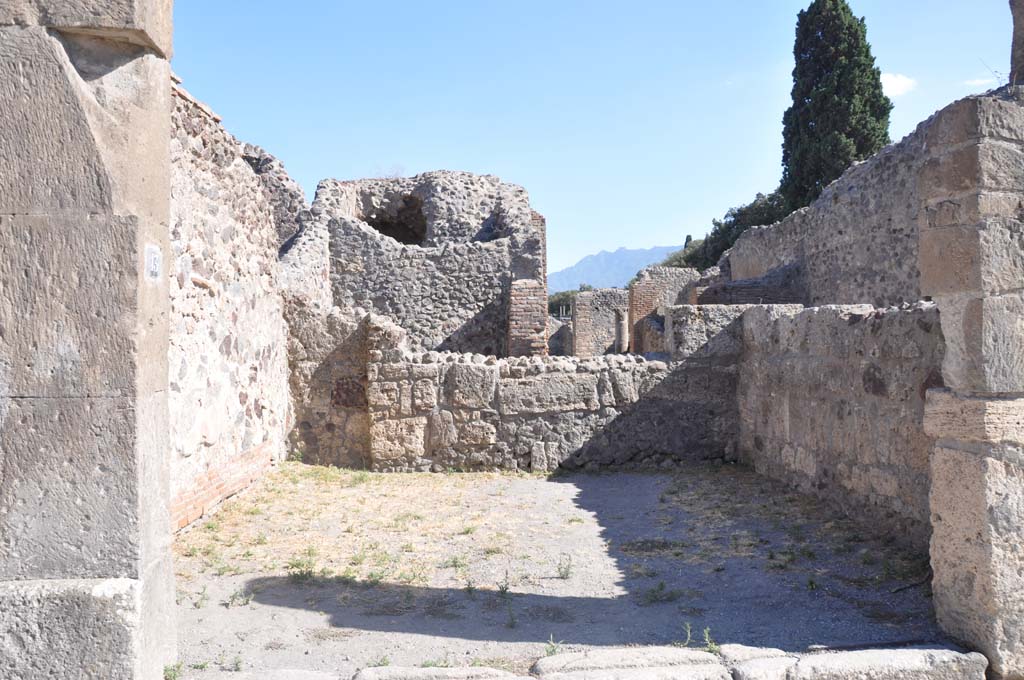 VIII.4.13 Pompeii. July 2017. Looking south from entrance doorway.
Foto Annette Haug, ERC Grant 681269 DÉCOR.

