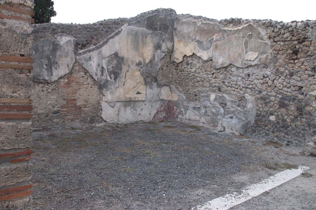 VIII.4.15 Pompeii. September 2021. Looking north-west in exedra 17, from west portico. Photo courtesy of Klaus Heese.